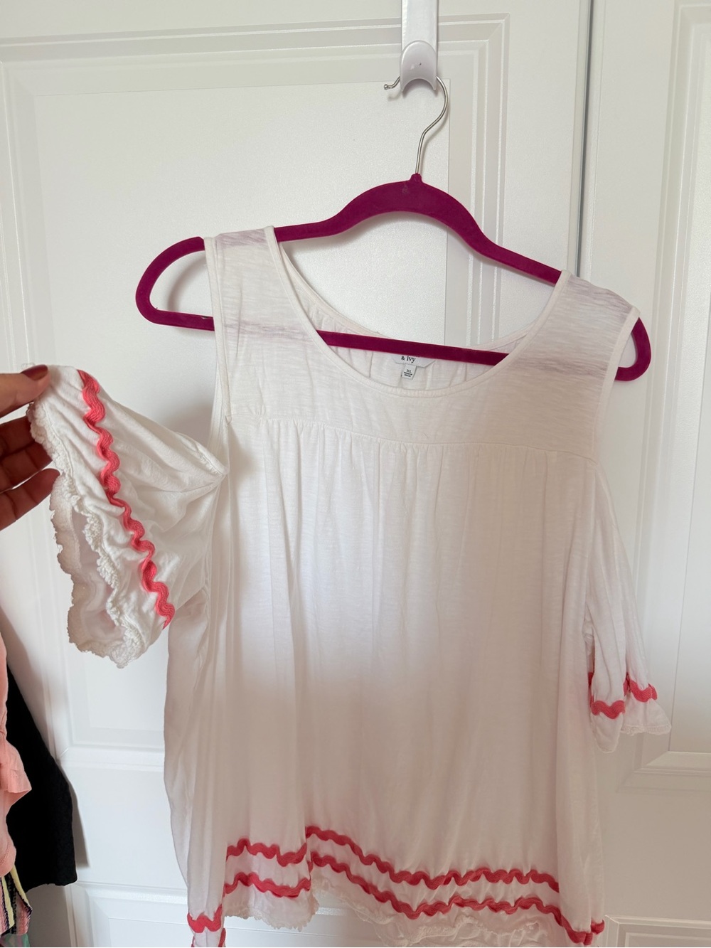 crown & ivy White Cold-Shoulder Blouse with Coral Trim
